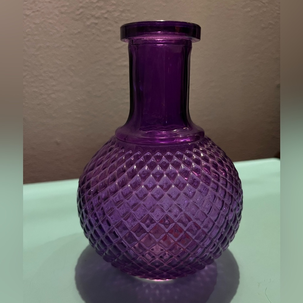 💜 Purple Pressed Glass Vase – Diamond Pattern